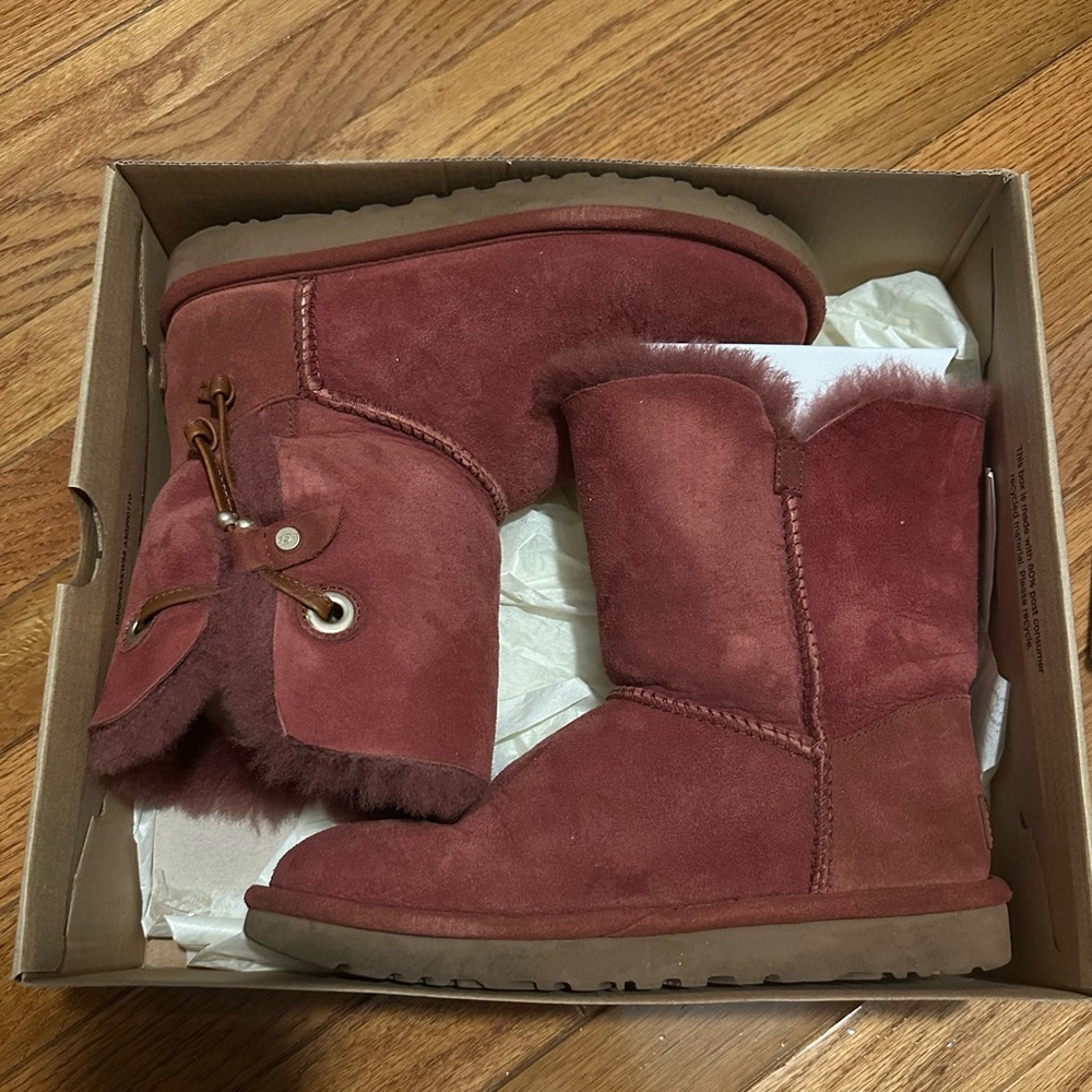 Ugg Maia Red Clay size 7. Good condition! Comes with Box. Smoke/pet free home.